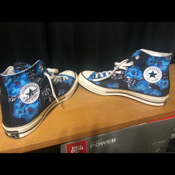 Hi Top Chuck Taylor All Pro Allstar size 9. Blue flowers